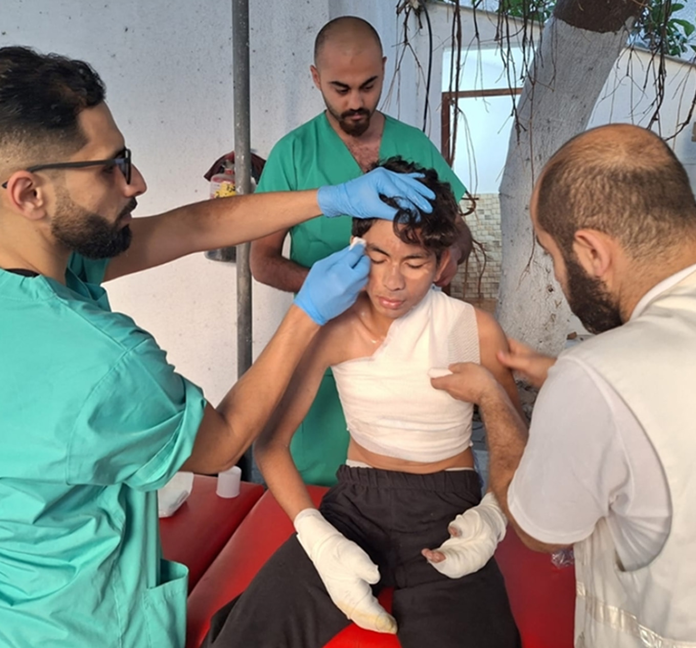 MEDECINS SANS FRONTIERES 国境なき医師団 紛争地では、一刻の猶予もない。国境なき医師団に あなたの力を貸してください。 今日も世界では、絶え間なく続く武力紛争に巻き込まれて傷つき、緊急の医療を必要としている人びとがいます。命をつなぎ止めるには、一刻の猶予もありません。私たち国境なき医師団の活動を、どうか支えてください